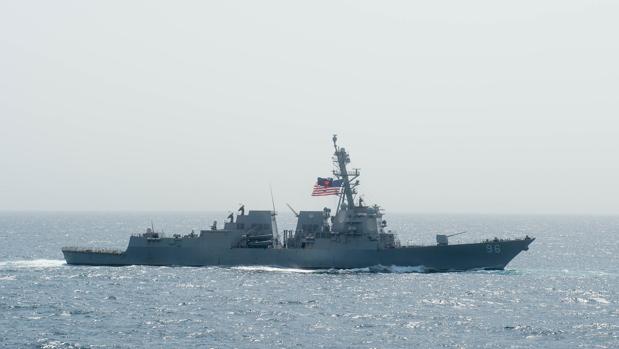 Vista del destructor de misiles guiados USS Bainbridge (DDG 96) de la clase Arleigh Burke en una foto de archivo sin fecha, tomada en el Mar Arábigo. El USS Bainbridge será enviado al golfo de Omán luego de que dos barcos civiles, el Front Altair y el Kokokua Courageous, resultaran dañados por sospechosas explosiones ayer 13 de junio, según el ejército estadounidense