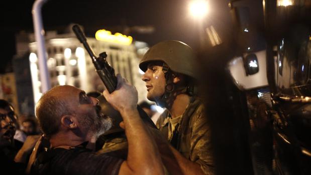La policía turca detiene a militares en el golpe de Estado de 2016 en Esstambul