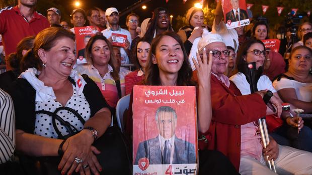 La esposa del candidato encarcelado Nabil Karoui, Salwa Smaoui, este viernes con un retrato de su esposo