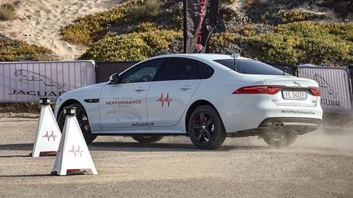Nicholas Hoult en plena acción con el Jaguar XF AWD