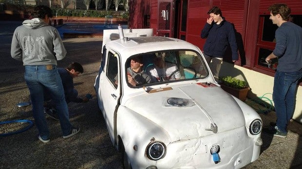 Los alumnos durante la tranformación del 600 en un coche eléctrico