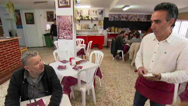 Alberto Chicote junto a Juanete en 'Pesadilla en la cocina'.