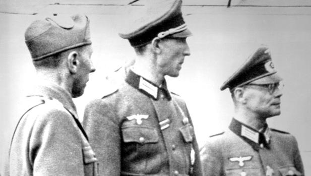 Kurt Waldheim,, en el centro de la imagen