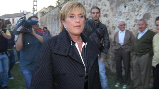 Chelo García Cortés acudiendo a la boda de Borja Thyssen y Blanca Cuesta