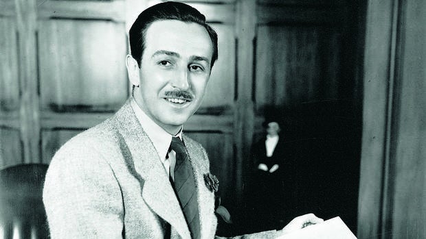 Walt Disney, con los bocetos de «Blancanieves»
