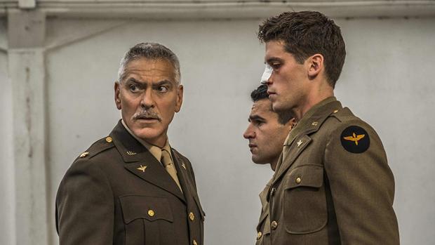 George Clooney, con Christopher Abbott y Pico Alexander en una escena de «Catch-22»