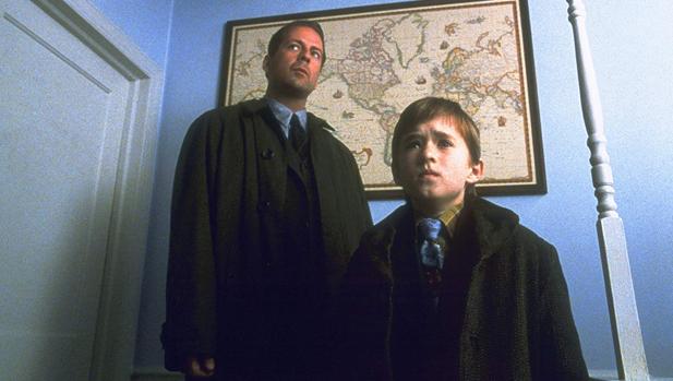 Bruce Willis (el doctor Malcolm) y Haley Joel Osment (Cole) en «El sexto sentido»