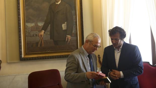 El alcalde de la ciudad y el delegado de la Junta se reunieron en Alcaldía para abordar asuntos pendientes.
