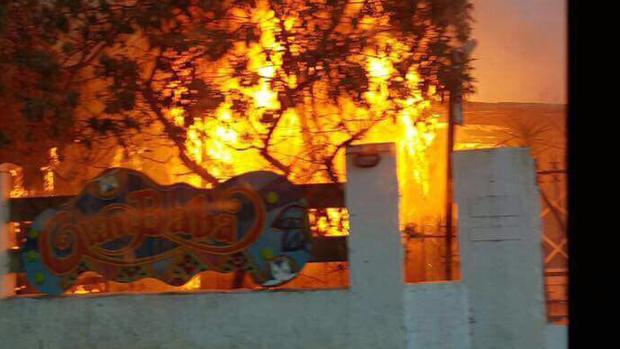 El chiringuito Gran Baba en pleno incendio a primera hora de esta mañana