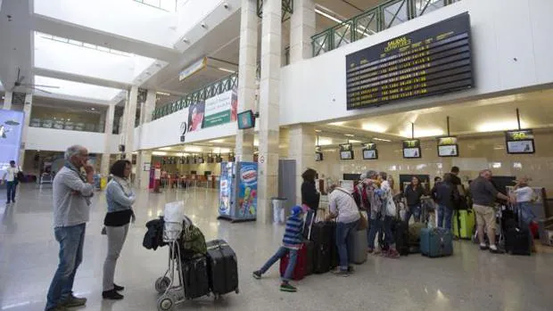 Una pareja aparece sin zapatos en el aeropuerto de Jerez