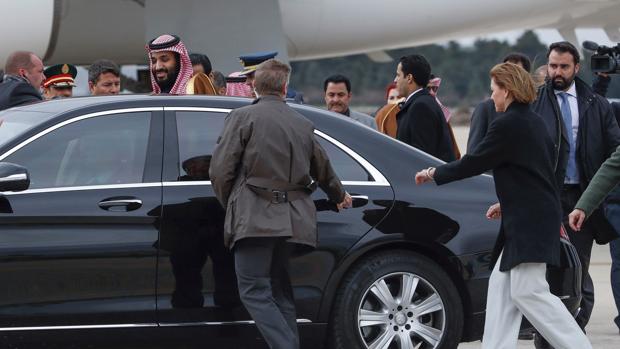 El Príncipe heredero de Arabia Saudí a su llegada este miércoles a la base aérea militar de Torrejón, en Madrid