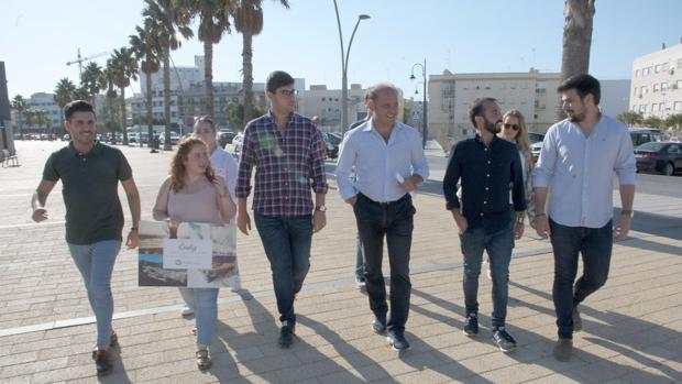 Juancho Ortiz, junto a dirigentes de NNGG, en Puntales.