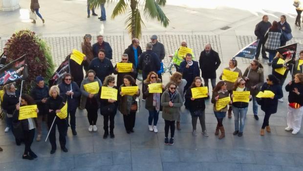 La concejal de Podemos Ana Camelo, se ha unido a la concentración frente al Ayuntamiento de Cádiz.