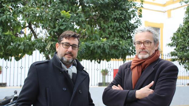 El alcalde de Utrera, José María Villalobos, junto al escultor que ha realizado el monumento, Jordi Díez
