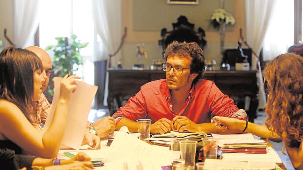 José María González Santos, junto con sus concejales, en una reunión de trabajo en el despacho de Alcaldía.