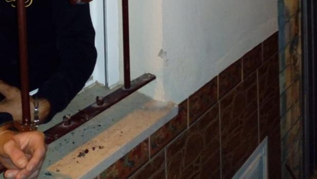 Uno de los detenidos, engrilletado a la ventana.