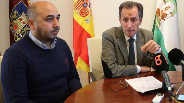 Los responsables municipales dan a conocer la iniciativa laboral.