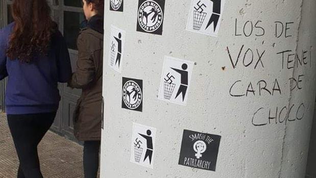 Imagen de cómo ha aparecido la entrada a la sede.