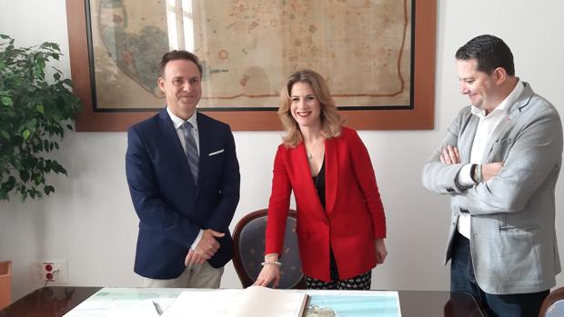 El alcalde junto a la delegada de la Junta en Cádiz.