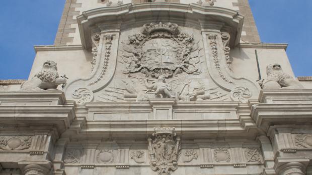 El escudo del Monumento de las Puertas de Tierra, donde se ve que el león del flanco izquierdo ha perdido la espada.