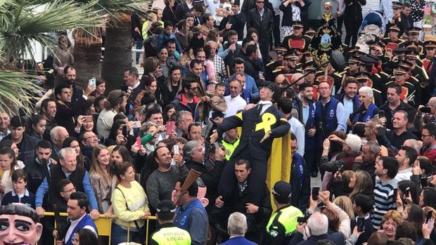 Un momento de la fiesta de Coripe donde se ha quemado un muñeco que representa a Carles Puigdemont