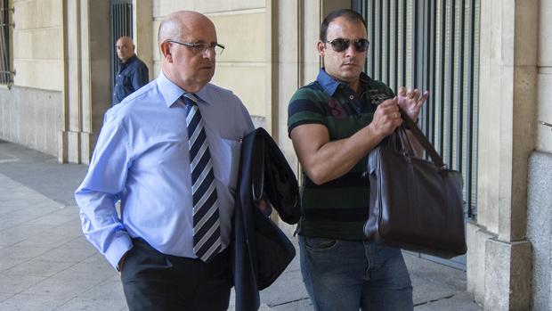 Valentín López, a la derecha, llegando al juzgado