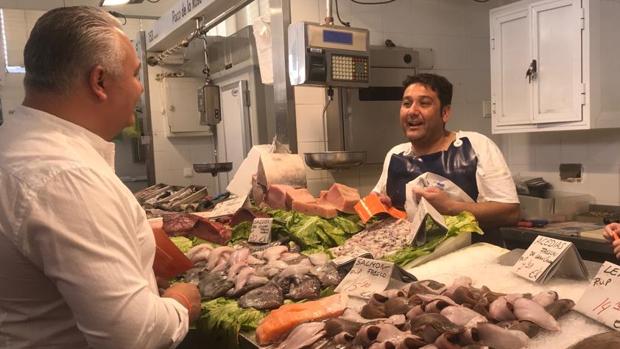 Domingo Villero hace campaña en el mercado para la elecciones municipales de Cádiz 2019
