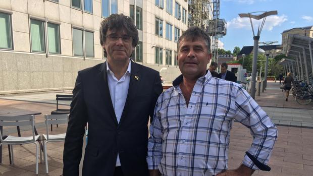 Carles Puigdemont y el agricultor de Arahal que consiguió hacerse una foto ante el Parlamento europeo