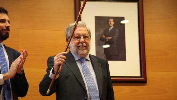 Francisco Toscano, con el bastón de mando del Ayuntamiento de Dos Hermanas