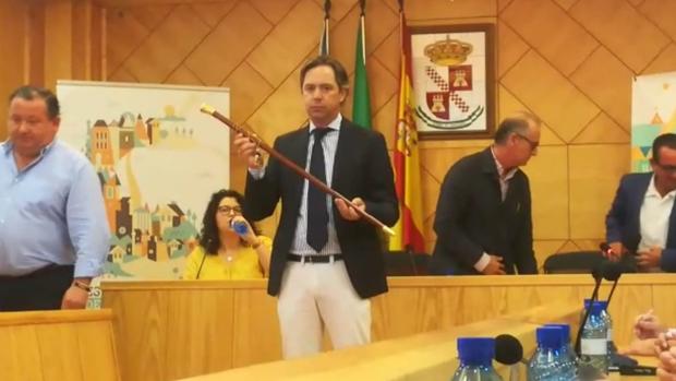 Juan Jiménez (PP) con el bastón de mandos tras la investidura en La Roda de Andalucía