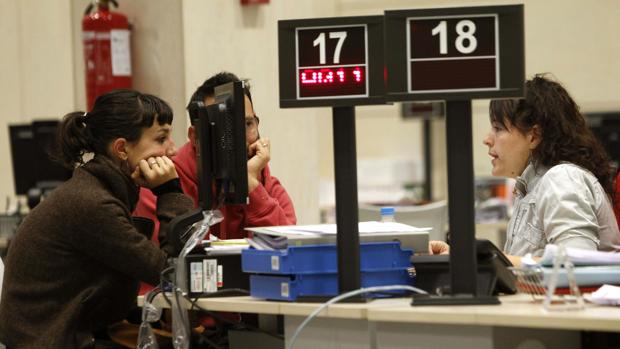 Los jóvenes están teniendo en este momento más oportunidades para encontrar trabajo en el mercado laboral.