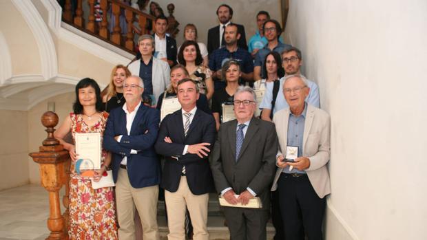 Los investigadores premiados, junto al rector en funciones Eduardo González Mazo.