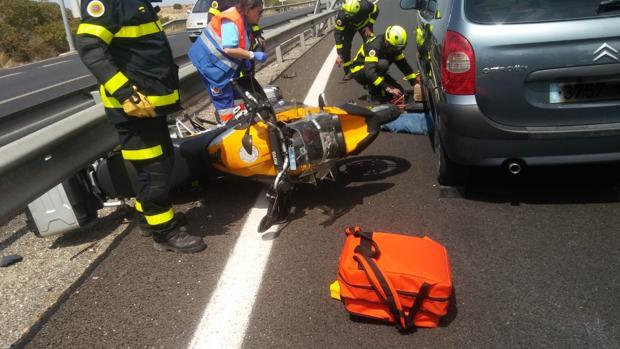 Los bomberos han tenido que intervenir tras el accidente.