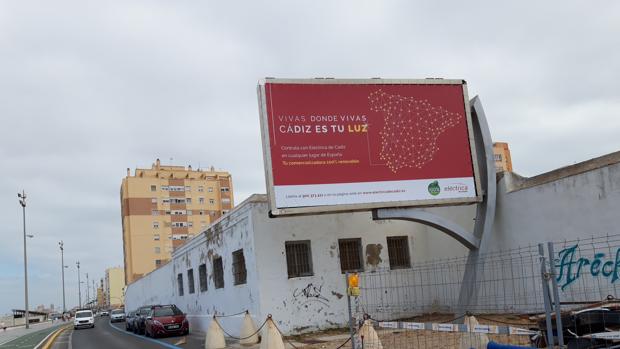 La pantalla del antiguo cementerio luce una publicidad estática de Eléctrica de Cádiz.
