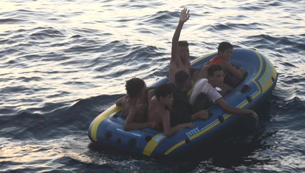 Los seis menores viajaban en una hinchable sin remos.