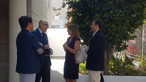 La portavoz de Justicia del PP-A, Rosalía Espinosa, junto con el parlamentario andaluz, Bruno García, con el decano del colegio de abogados de Cádiz.