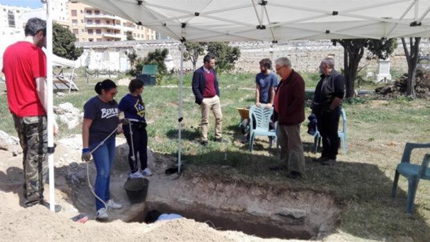 Trabajos de exhumación en el Cementerio de San José.