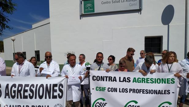Profesionales sanitarios en la concentración de este miércoles convocada en el centro de salud de Conil donde se ha producido la última agresión.