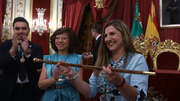 Irene García con el bastón de mando