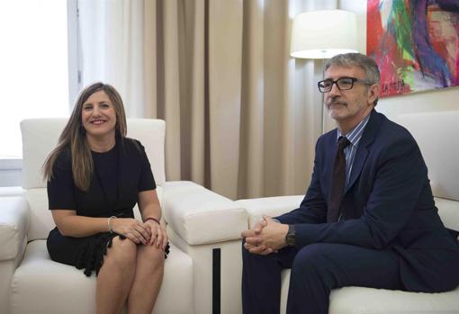 El nuevo rector con la presidenta de Diputación.