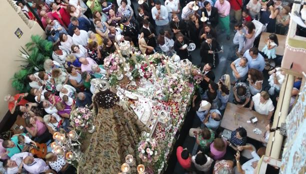 El público durante la salida de la Virgen del Carmen.