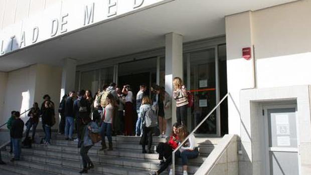 Entrada de la facultad de Medicina de Cádiz