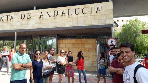 Parte de los profesores se han acercado a la Consejería para pedir explicaciones.