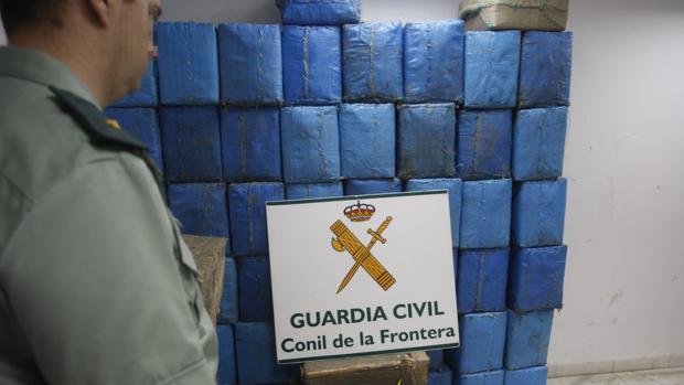 Una carga de fardos de hachís decomisadas en Conil de la Frontera en otro operativo anterior.