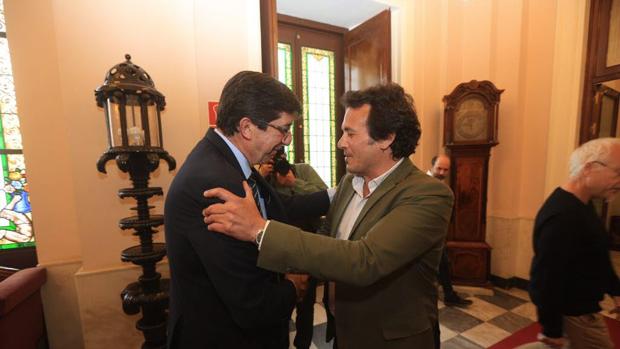 El vicepresidente de la Junta de Andalucía, Juan Marín, en su encuentro con Kichi, alcalde de Cádiz, el pasado mes de abril.