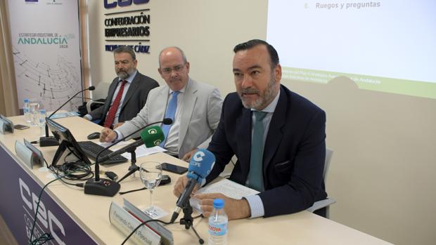 En primer término, el director de IDEA, Fernando Casas, durante su visita a la patronal