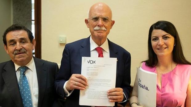 Manuel Mestre, Agustín Rosety y Macarena Olona, registrando la iniciativa en el Congreso.