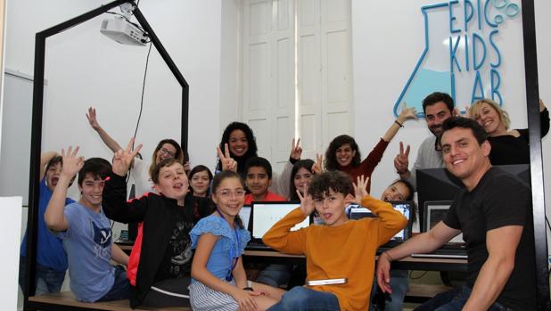 Raquel López (primera por la derecha en la fila superior) con alumnos y ‘tripulación’ de Epickids.