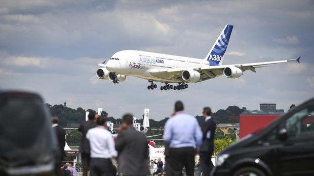 Aterrizaje de un A380. el 'superjumbo' de Airbus