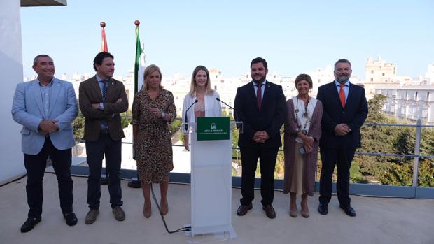 La delegada del Gobierno en Cádiz, Ana Mestre, junto a los delegados territoriales y la subdelegada en el Campo de Gibraltar.